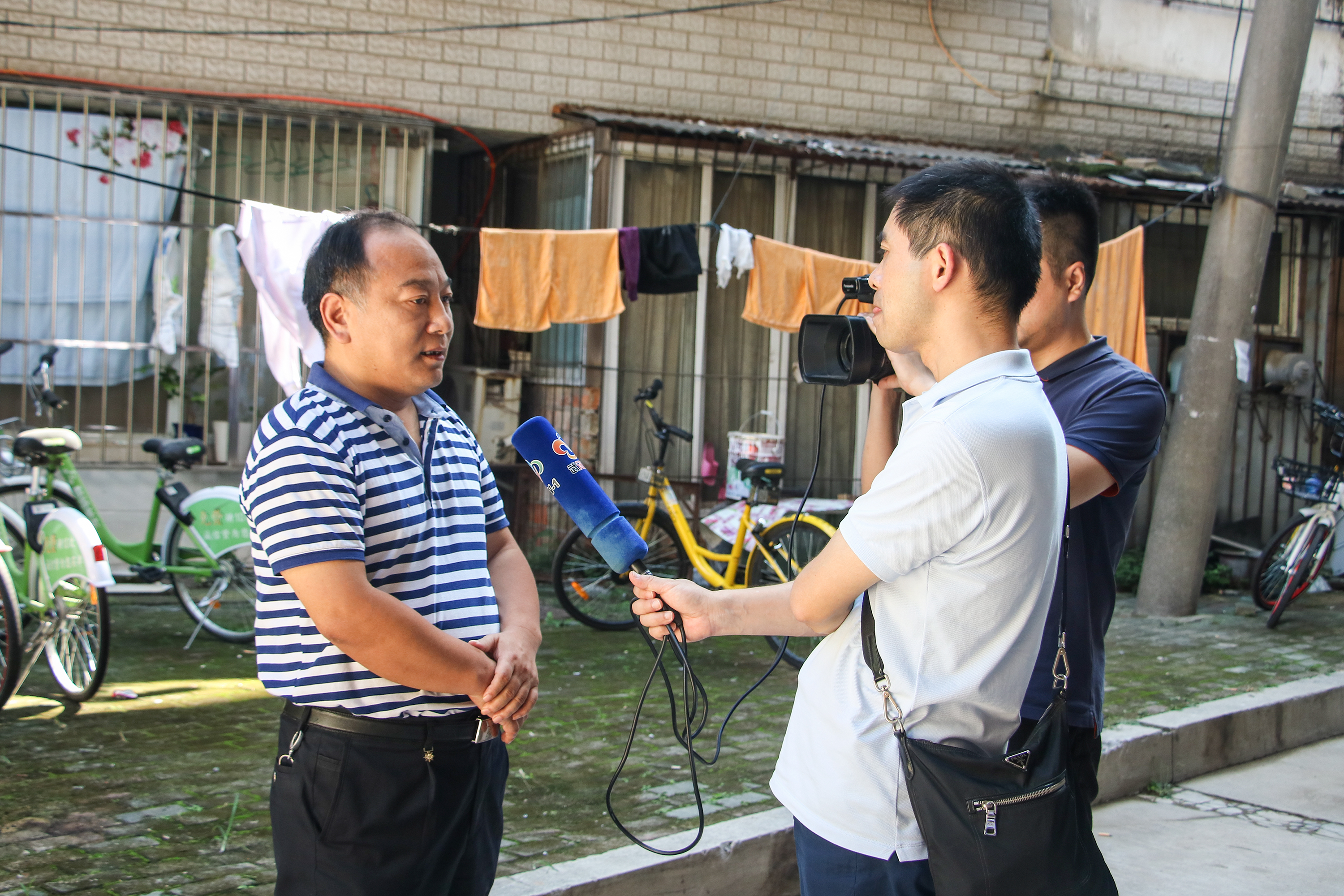 武汉电视台记者采访汉阳区事务局领导（徐晓彤摄）.jpg