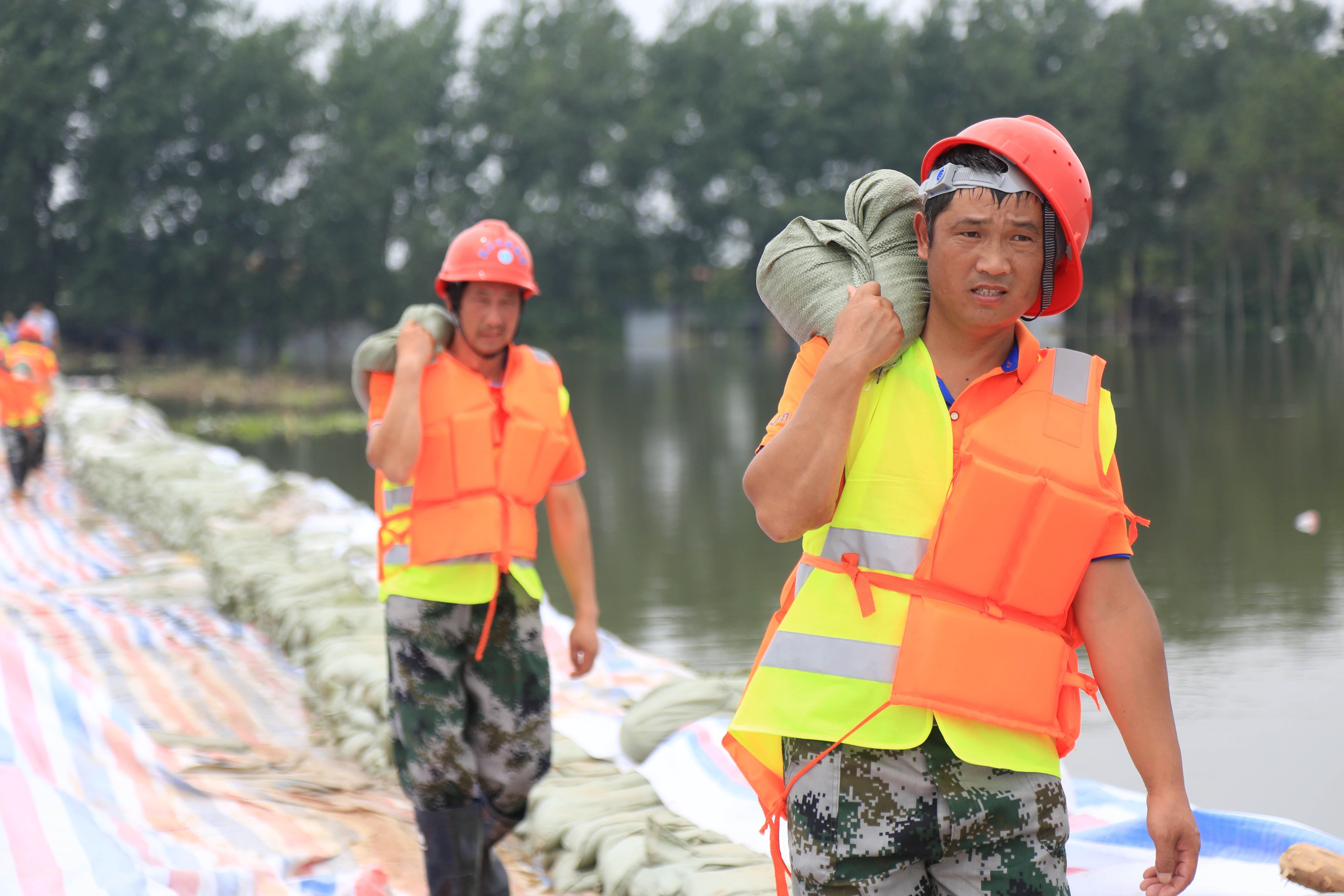 【童家湖抢险】32度高温下的突击队员两小时筑高堤坝20公分，队员们全身汗如雨下.JPG